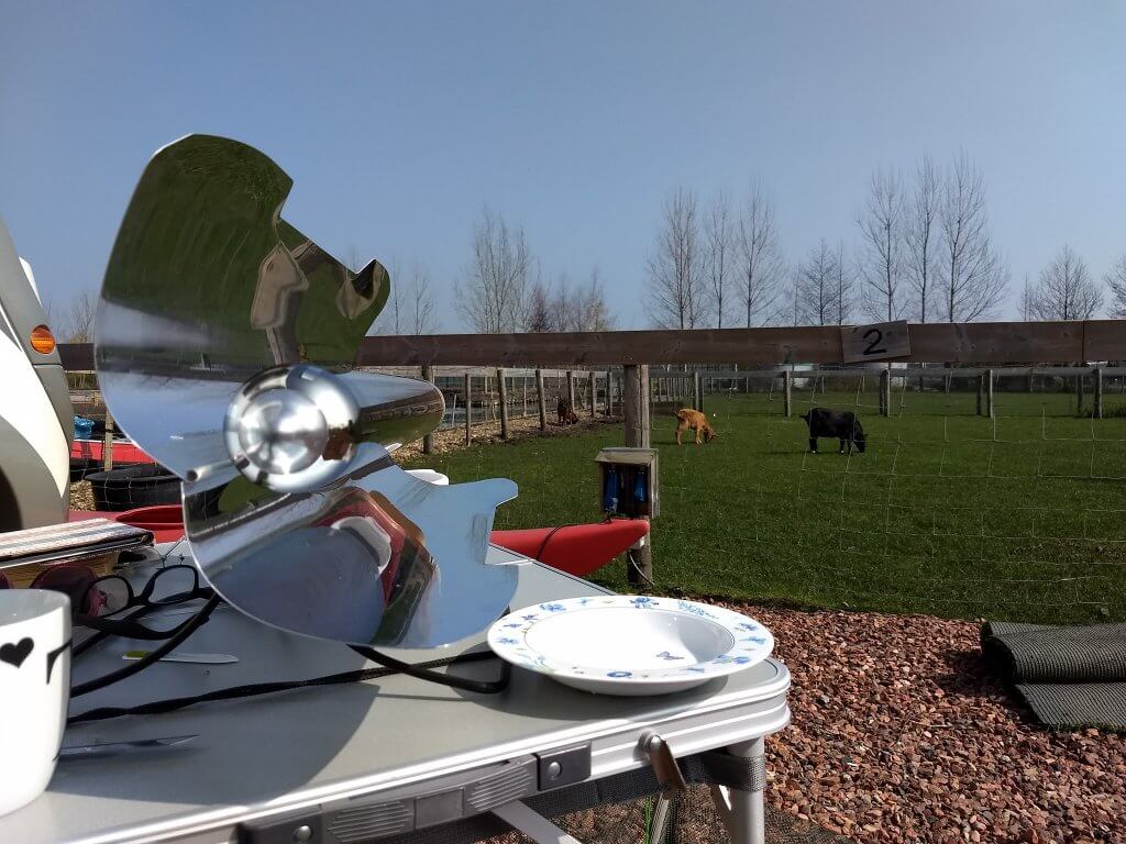 De GoSun Sport zonneoven in actie op camperplaats de Veense Bukker in Roelofarendsveen. Verkrijg je 5% kortingscode op GoSun produkten via ons blog www.no-mad.nl.