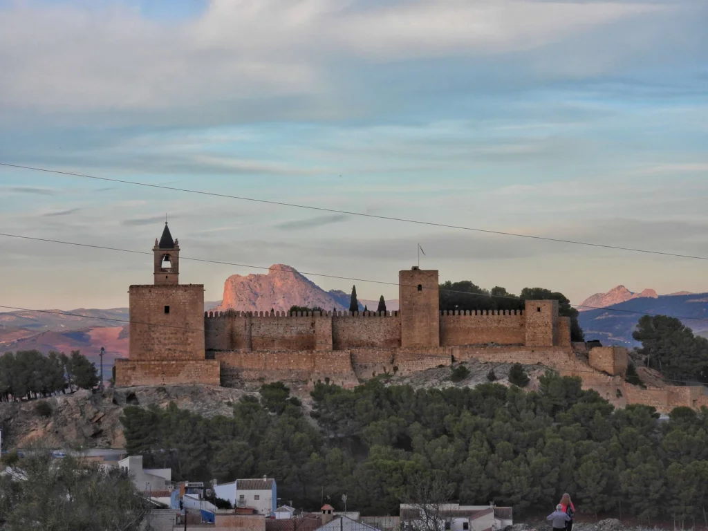 Alcazaba vanaf parkeerplaats, met op de achtergrond La Peña de los Enamorados