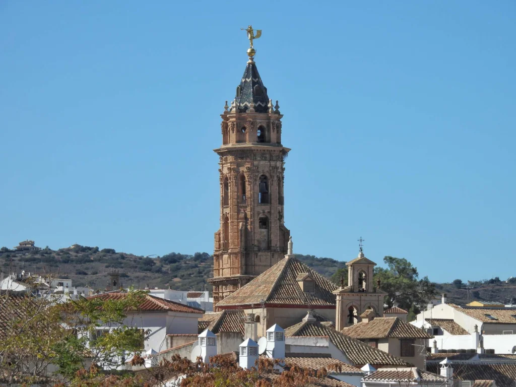 De karakteristieke toren van de San Sebastian kerk vanaf Alcazaba