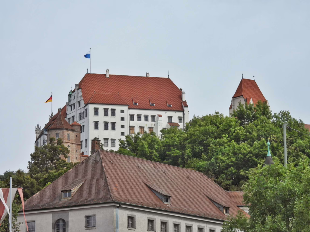 Burg Trausnitz van onderaf uit de oude stad gefotografeerd