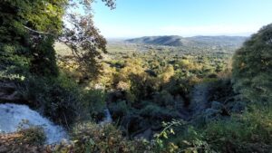 Uitzicht vanaf de waterval